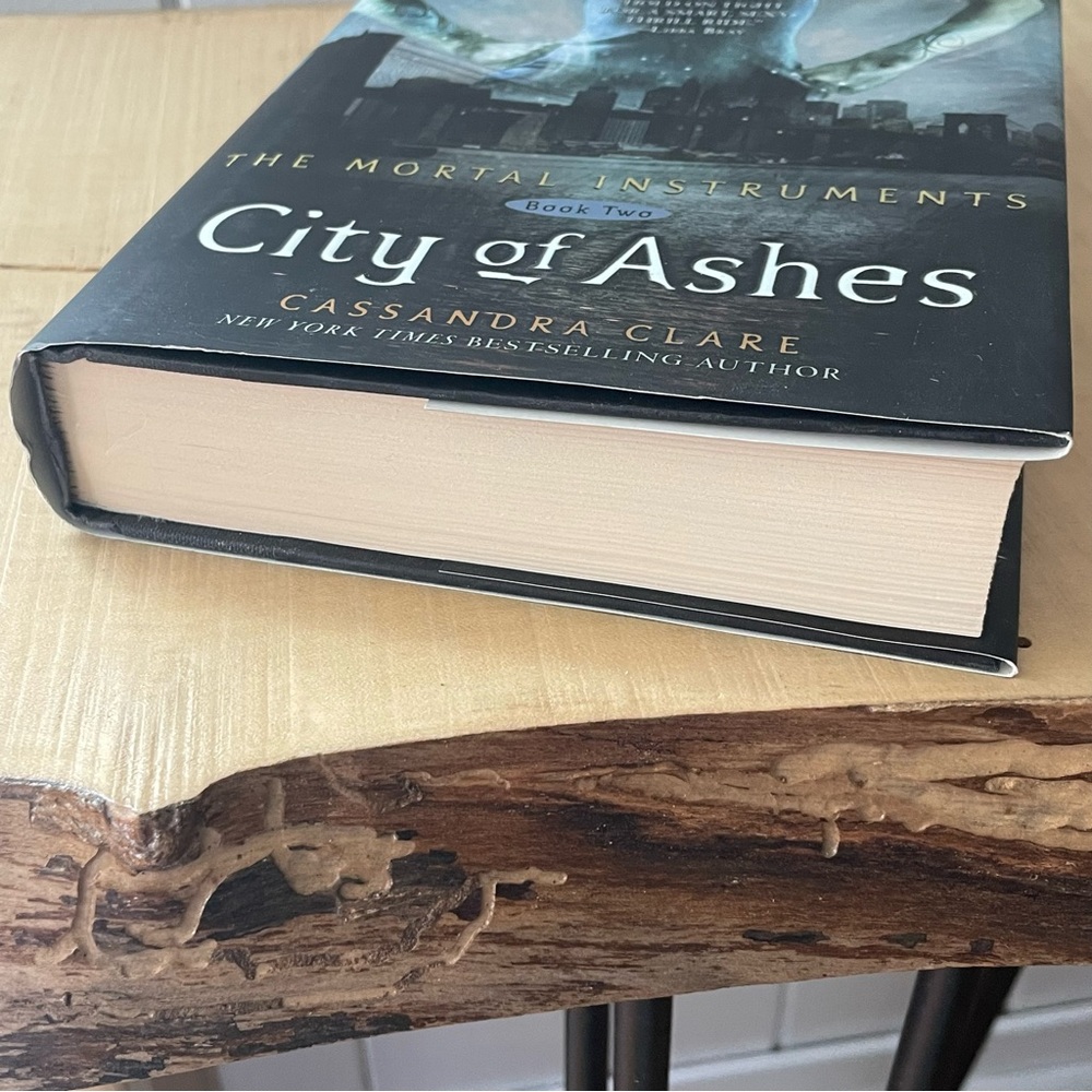 JUST IN City of Ashes Hardcover Fantasy Fiction Book Mortal Instruments Book 2 - Picture 3 of 8